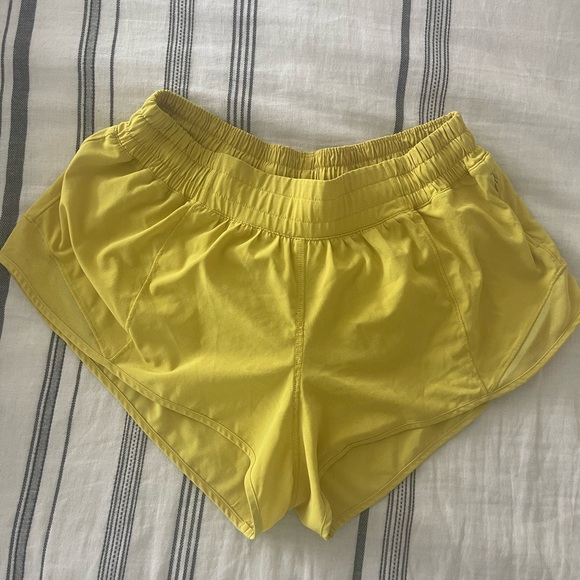 Lululemon Hotty Hot shorts 2.5” - Picture 3 of 4